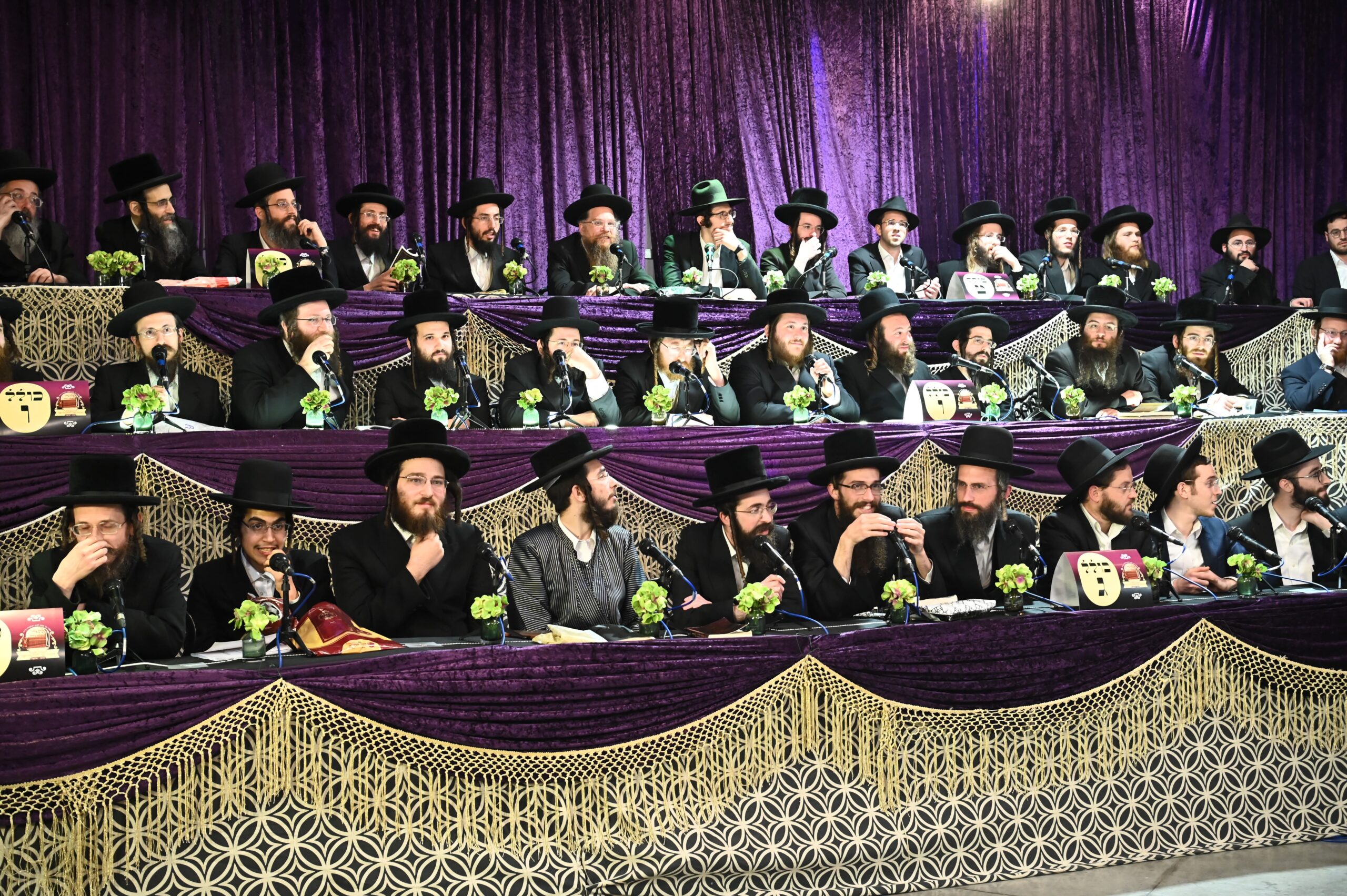 It was time for the annual Shas Farher & Siyumim of the International Shas Yiden Network of Kollelim. These avreichim geonim really know gantz Shas (the entire Shas) from one end to the other. They first underwent a grueling almost two-hour double farher of Shas by Gaon Yisroel, Maran Harav Dov Landau, shlit”a, Rosh Yeshivas Slabodka and Maran Hagaon Harav Eliezer Dovid Shapiro, shlit”a, Rav of the Sanz community in Bnei Brak.